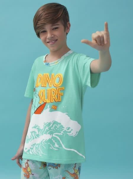 VER. PIJAMA CONJUNTO  INFANTIL DE REMERA MANGA CORTA EN JERSEY CON ESTAMPA COMBINADA CON SHORT DE SPUM ESTAMPADO "DINO SURF".