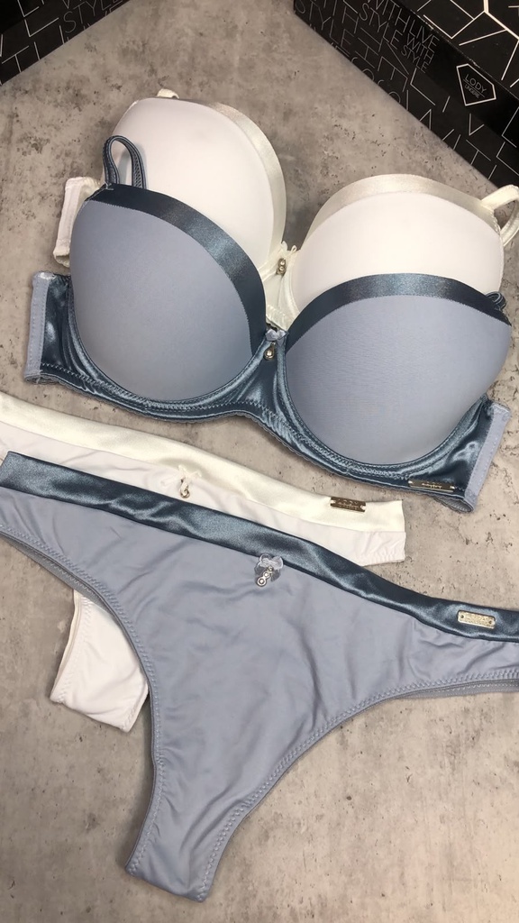 CONJUNTO TAZA SOFT DE MICROFIBRA, LUSTREL Y DIJE C/LESS. 