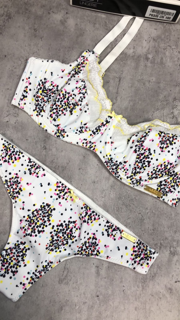 CONJUNTO DE TRICOT ESTAMPADO CON ARO Y GALON BORDADO