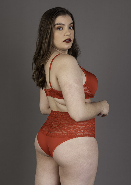 BOMBACHA VEDETINA DE MICROFIBRA CON CINTURA ALTA DE PUNTILLA