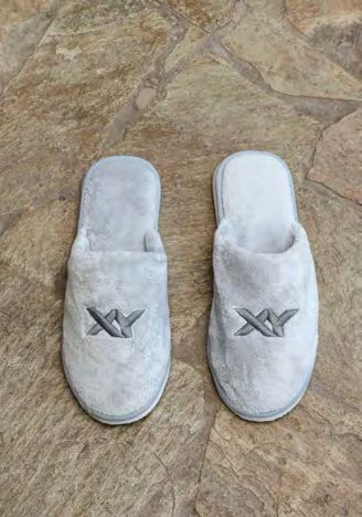 INV. PANTUFLA POLAR SUPER SOFT CON LOGO SOBRE CAPELLADA