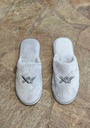 INV. PANTUFLA POLAR SUPER SOFT CON LOGO SOBRE CAPELLADA
