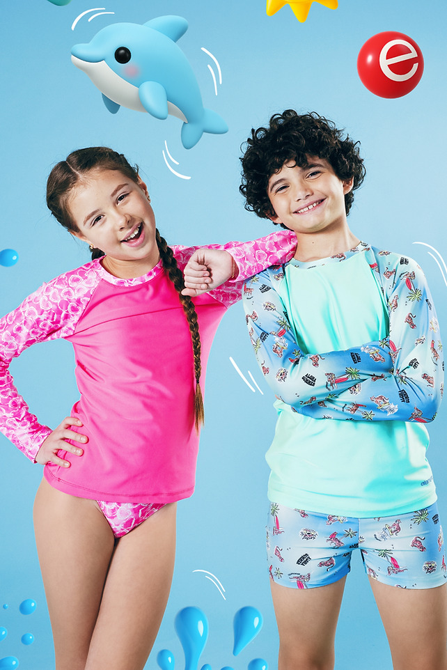 VER. CAMISETA UV LISA CON MANGAS ESTAMPADAS