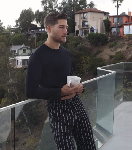 INV. PIJAMA DE HOMBRE CAMISETA LISA Y PANTALON ESTAMPADO "LETRAS"