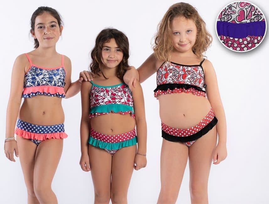 MALLA BIKINI NENA ESTAMPADO CORAZONES Y LUNARES. TOP CON DOS VOLADITOS. 