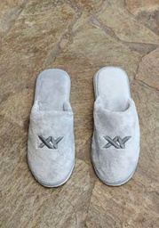 [XY98] PANTUFLA POLAR SUPER SOFT CON LOGO SOBRE CAPELLADA